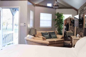 1 bedroom, WiFi, bed sheets - Explore Nearby Aubrey | Fortunata Winery, Oak Tree Beer Garden & Scenic Views (Little Elm)