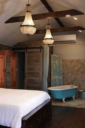 Bathtub - Explore Nearby Aubrey | Fortunata Winery, Oak Tree Beer Garden & Scenic Views (Little Elm)