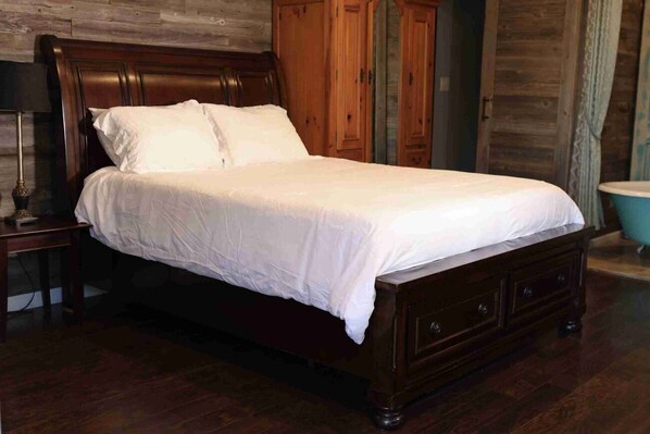 1 bedroom, WiFi, bed sheets - Explore Nearby Aubrey | Fortunata Winery, Oak Tree Beer Garden & Scenic Views (Little Elm)