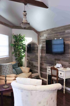 Smart TV - Explore Nearby Aubrey | Fortunata Winery, Oak Tree Beer Garden & Scenic Views (Little Elm)