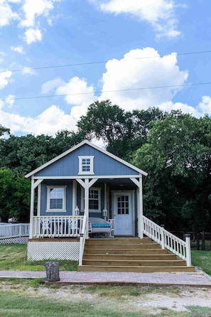 Exterior - Explore Nearby Aubrey | Fortunata Winery, Oak Tree Beer Garden & Scenic Views (Little Elm)