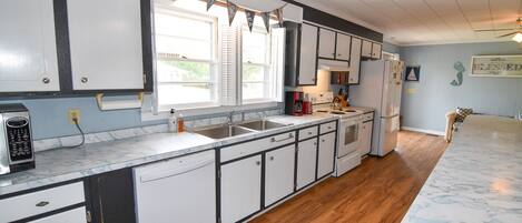 Microwave, dishwasher, coffee/tea maker, toaster