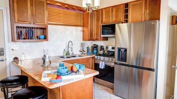 Køleskab, mikrobølgeovn, ovn, kogeplade