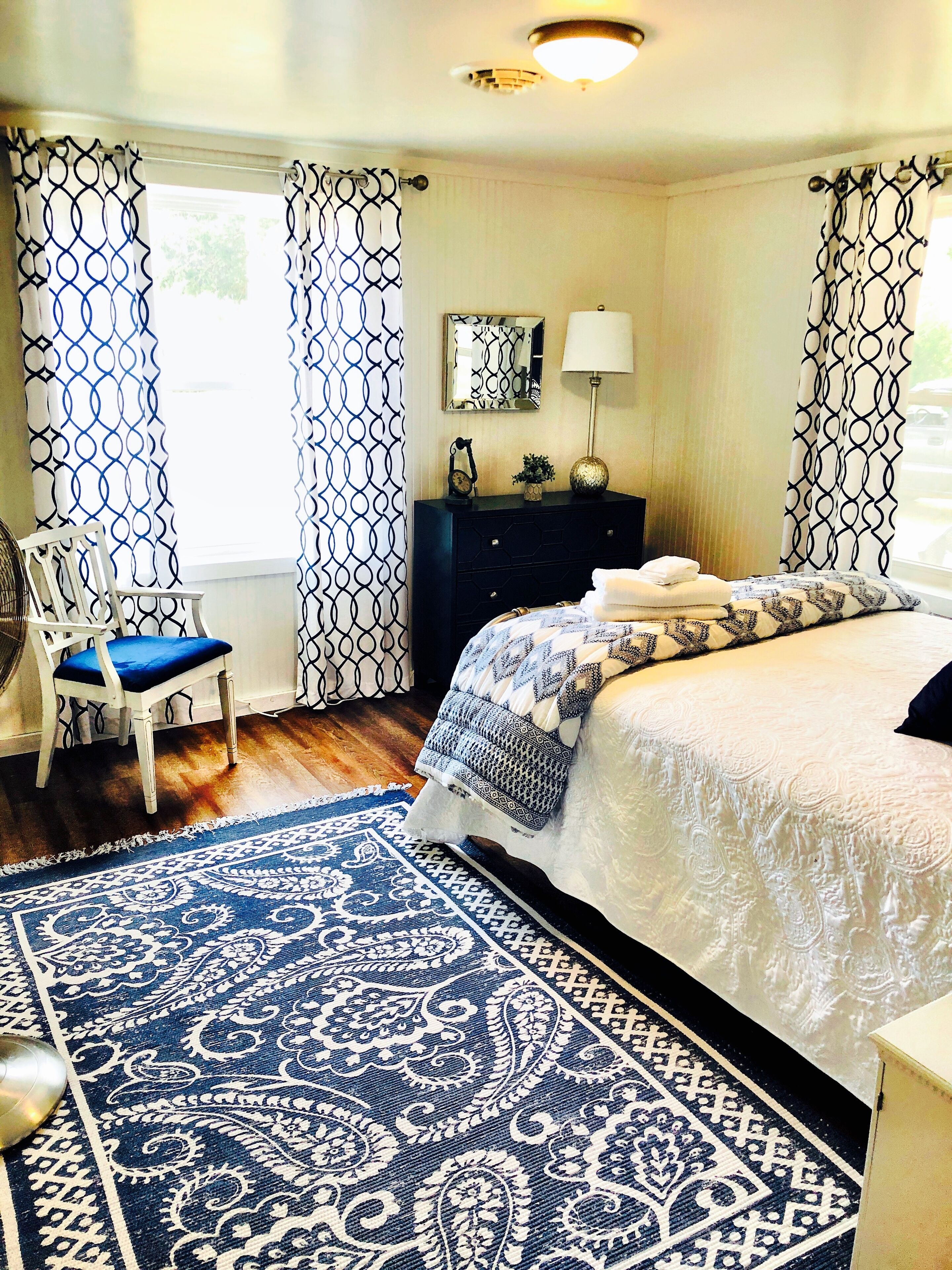 Located only 8.4 miles from the beautiful beaches of Emerald Isle. Cozy&quiet.