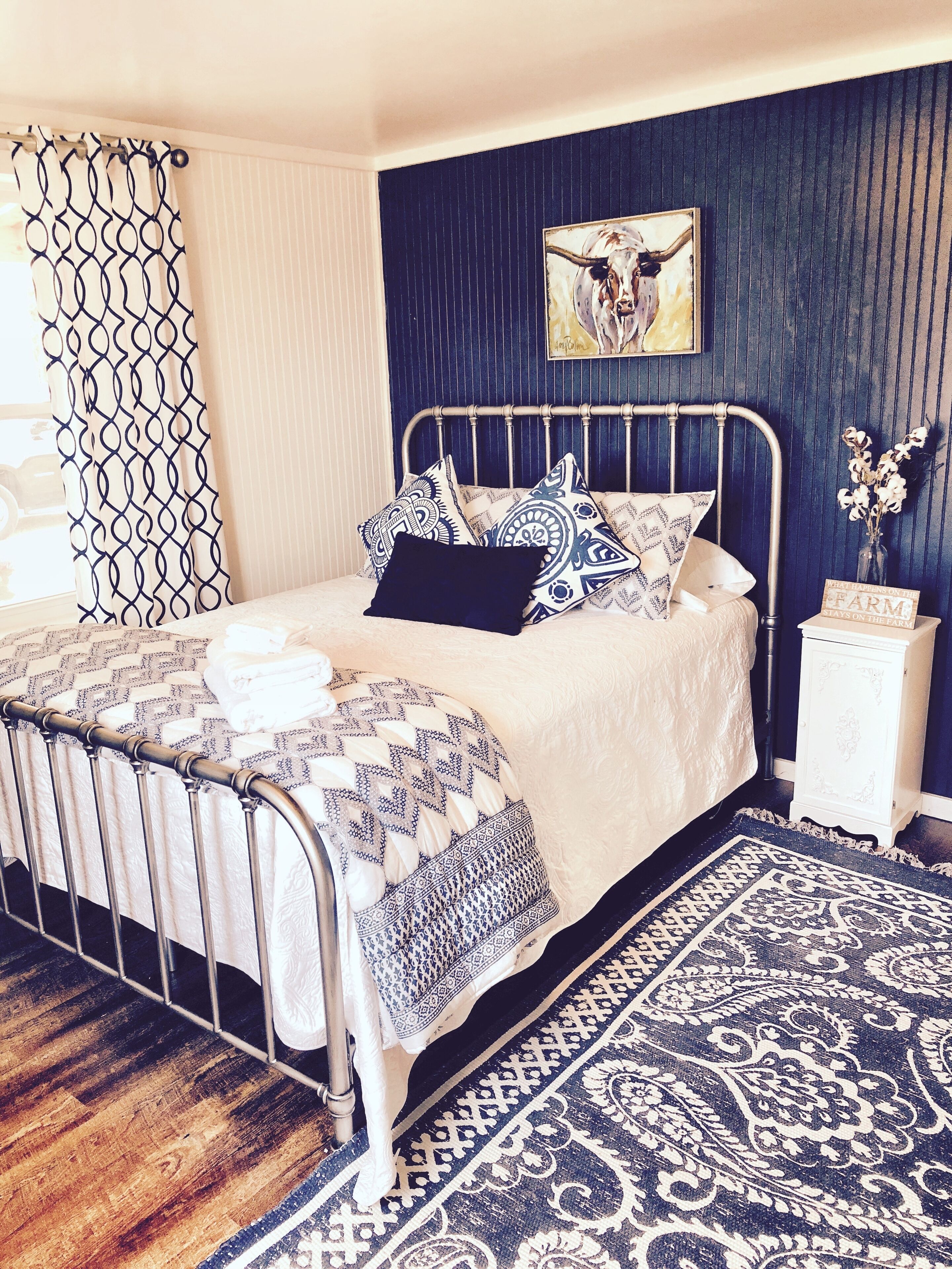 Located only 8.4 miles from the beautiful beaches of Emerald Isle. Cozy&quiet.