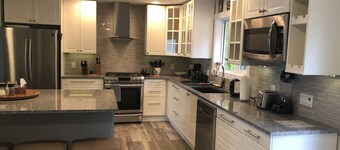 Bella West Kelowna Home con piscina di acqua salata e vista mozzafiato