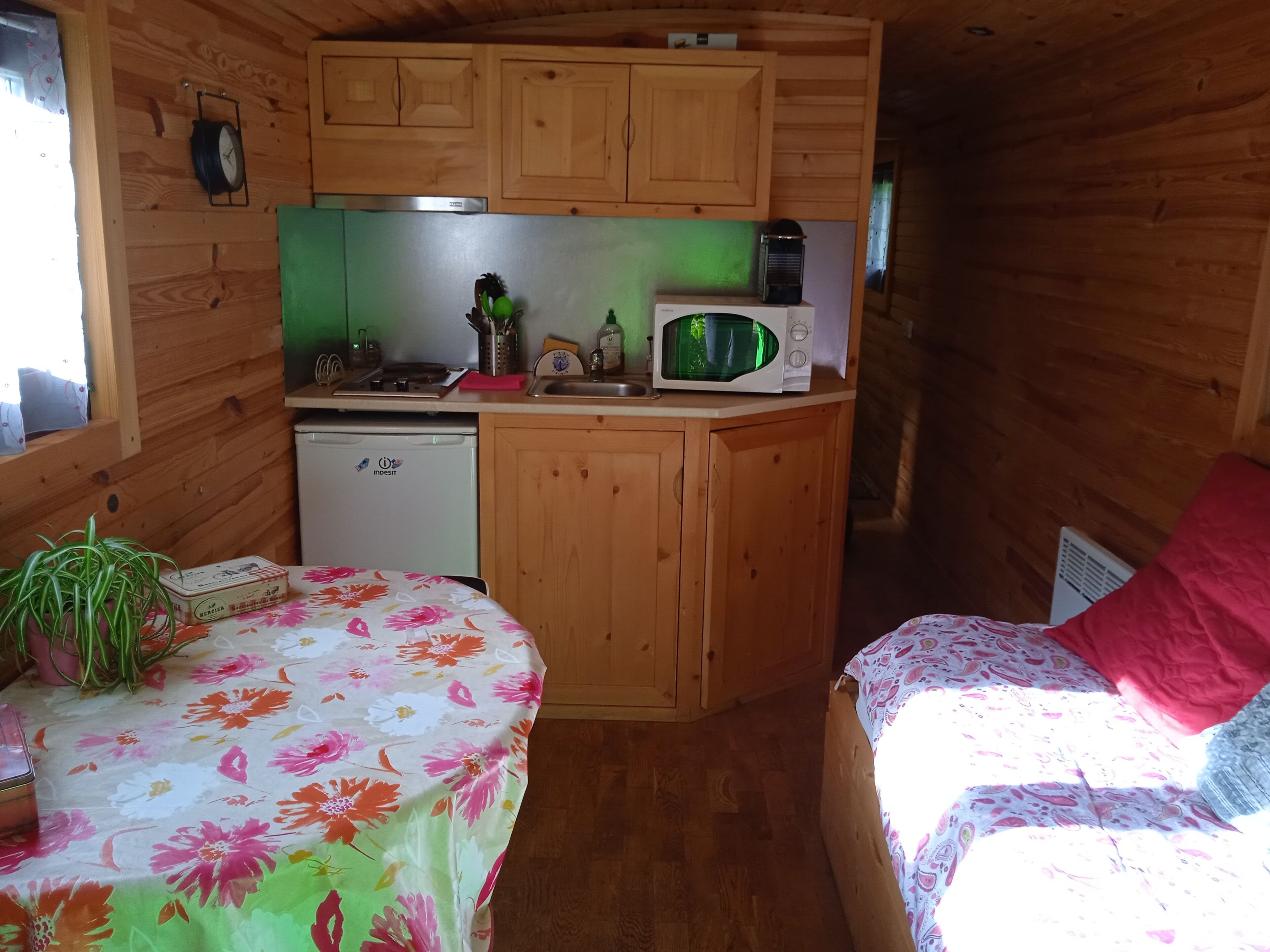 Roulotte with the mill of the Fountain with the river and its pond for the fishing