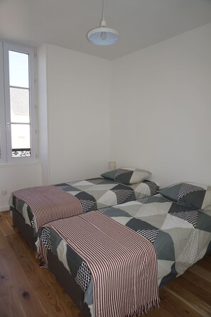 2 soverom, strykejern/-brett, reiseseng for barn og wi-fi (inkludert)