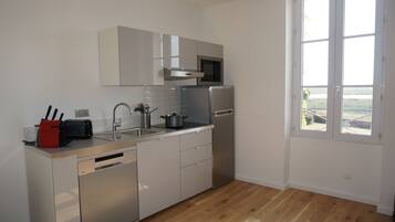 Réfrigérateur, micro-ondes, plaque de cuisson, lave-vaisselle