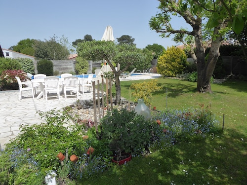 Am Bassin d'Arcachon, ruhiges Haus mit Pool, in einem Wohngebiet.