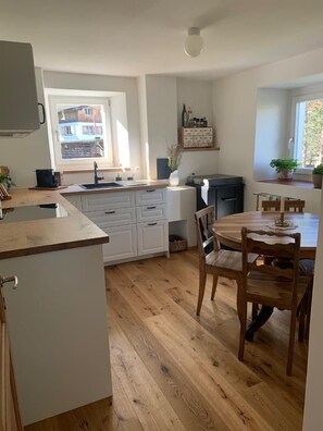 Fridge, oven, stovetop, coffee/tea maker - Holiday house Seewis im Oberland for 1 - 8 persons with 3 bedrooms - Holiday home (Seewis im Oberland)