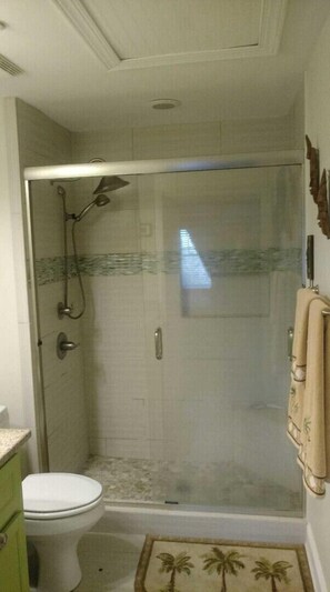 Douche, sèche-cheveux, serviettes fournies, savon