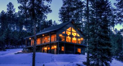 Shiprock Cabin - Modern 3 Bedroom 3.5 bathroom cabin with fire table