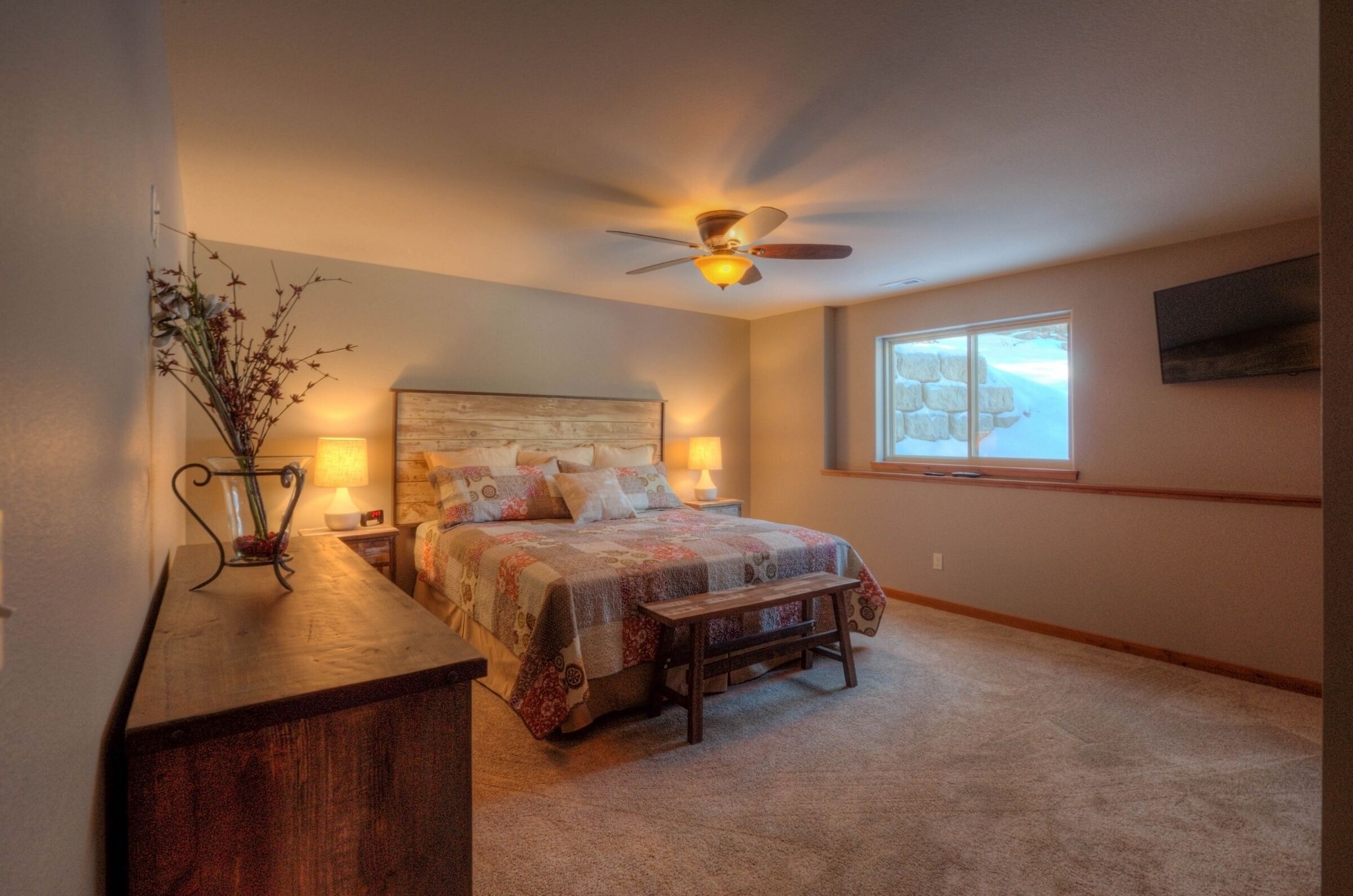 Shiprock Cabin -  Modern 3 Bedroom 3.5 bathroom cabin with fire table