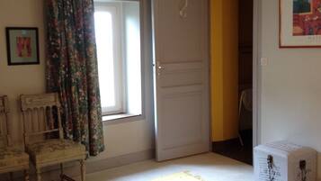 4 slaapkamers, een strijkplank/strijkijzer, reisbedje, gratis wifi