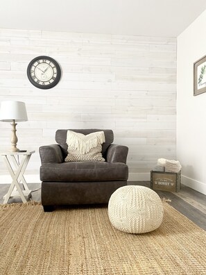 Smart-tv, böcker och ett filmbibliotek