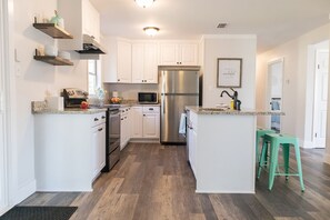 Kylskåp, mikrovågsugn, ugn och spishäll