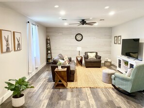 Smart-tv, böcker och ett filmbibliotek