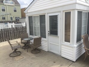Outdoor dining - Newly Decorated 2BR Cottage Lavallette, Sleeps 5, I/O Shwrs, A/C,Wi-Fi W/D (Lavallette)