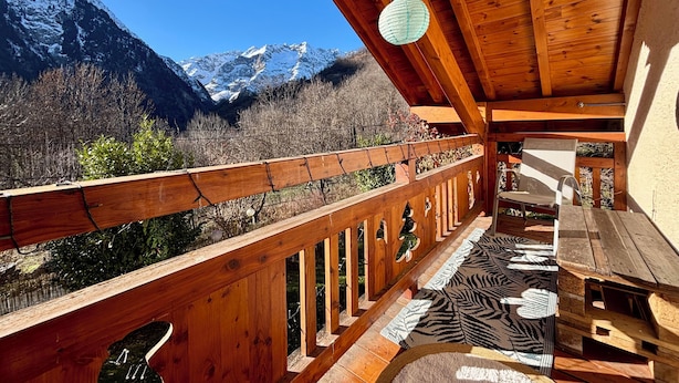 A wooden balcony with a view of snow-capped mountains. - CHALET "Les roses de Jean" 2 to 10 people (VENOSC)