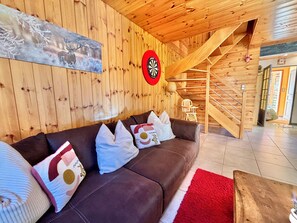 Una televisión, una chimenea, libros