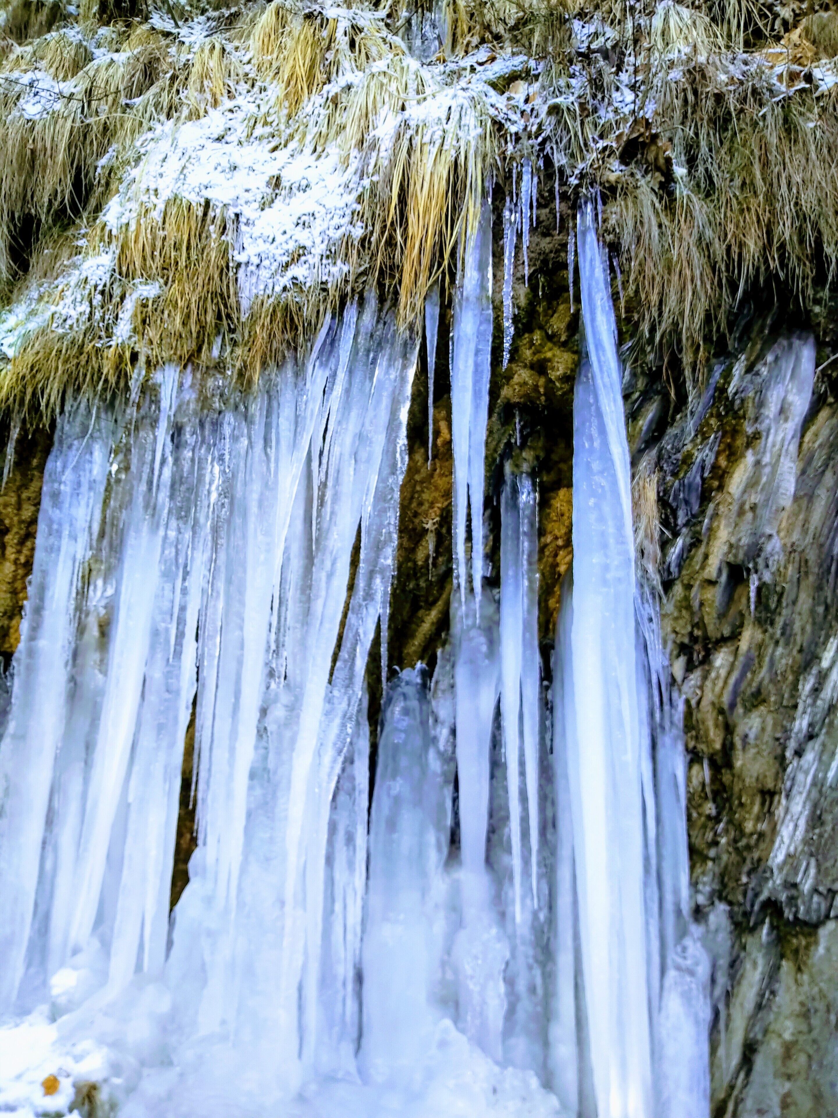 Une cascade dont les bords sont ornés de stalactites.