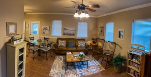 Smart-TV, DVD-Player, Bücher, Musikbibliothek