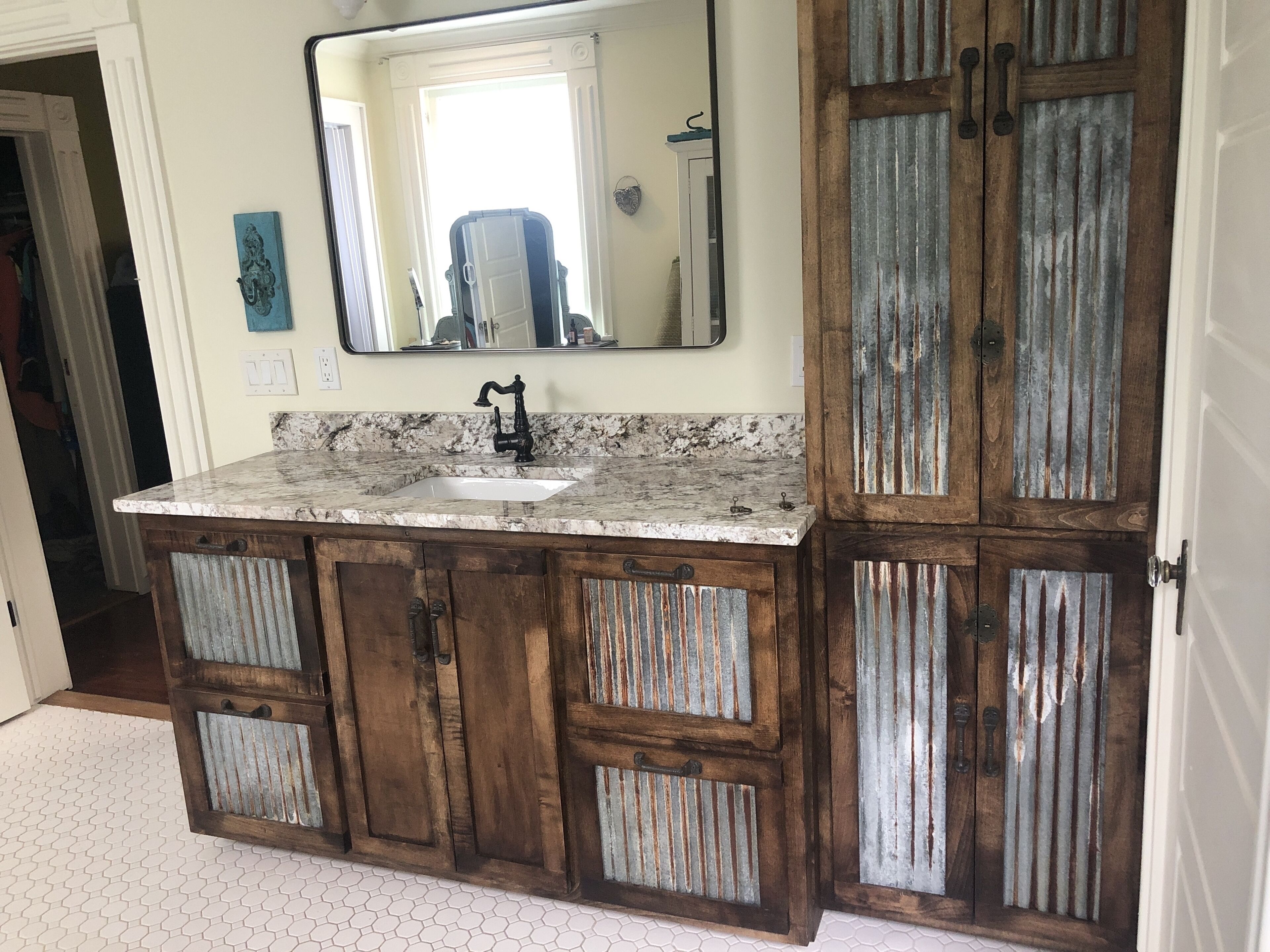 1800's FARMHOUSE,  wraparound porch, Hot Tub, 5min to DWTN & LADYBIRD LAKE