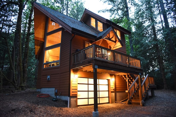 Exterior - Romantic island retreat surrounded by majestic trees (Shelton)
