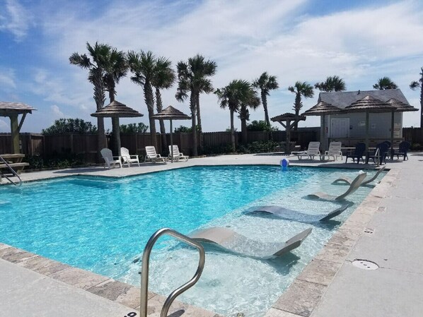 A heated pool - Birds of Paradise, Across the Street from Beach, Amazing Balcony View (Corpus Christi)
