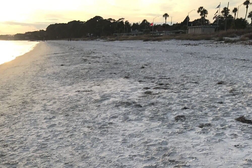 5 min from the beach!
