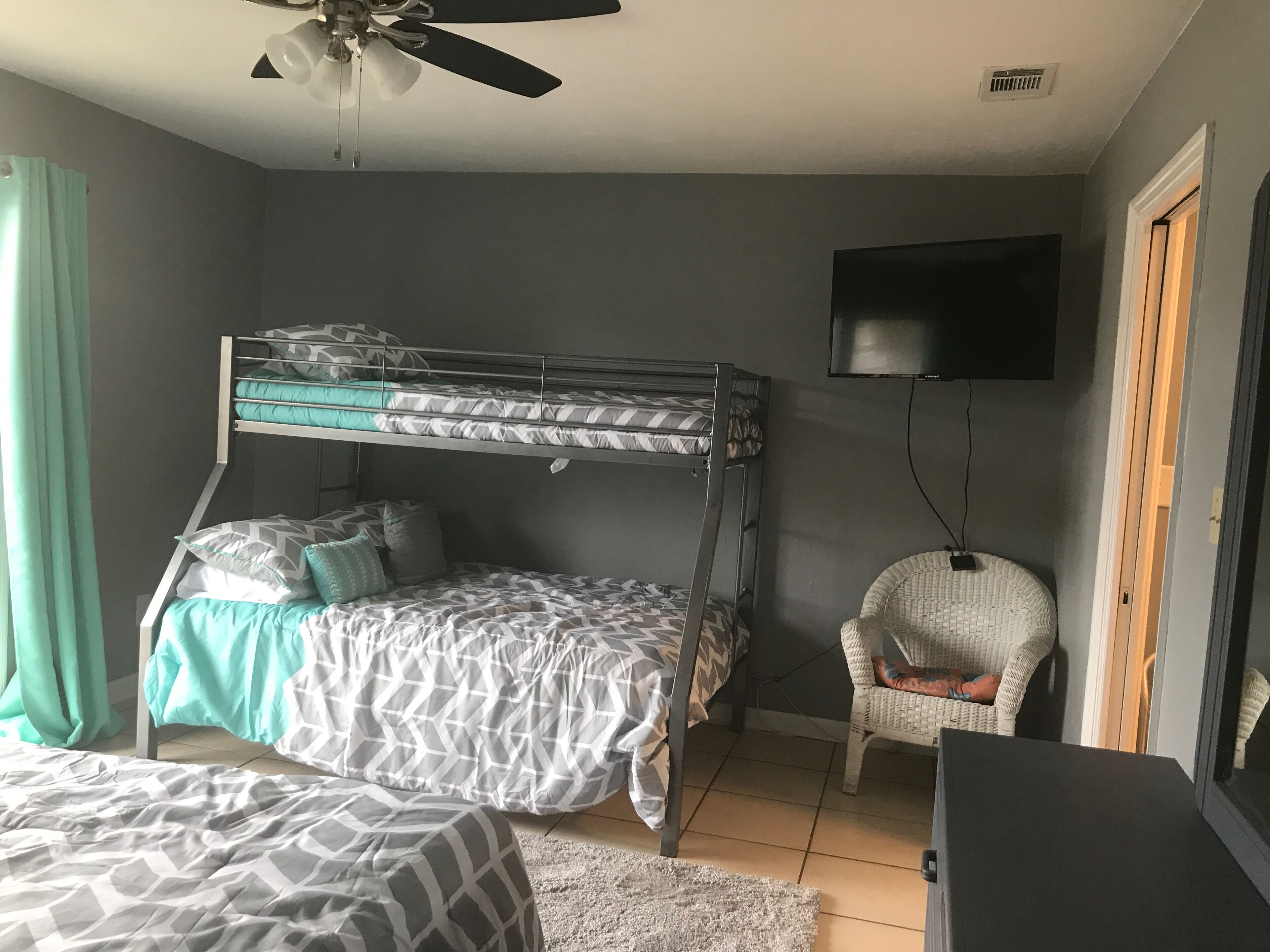 5 min from the beach!