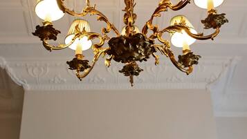 Un candelabro con múltiples lámparas y diseños ornamentales.