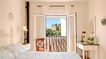 2 chambres, bureau, fer et planche à repasser, lit parapluie