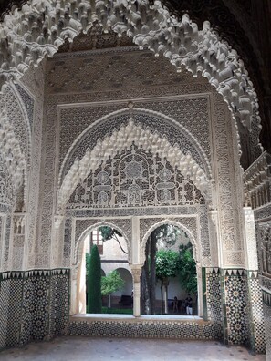 An ornate architectural interior with intricate carvings and arches. - Casa Bonita, an authentic Andalusian village experience. Pets-hispeed WIFI-airco (Comares)