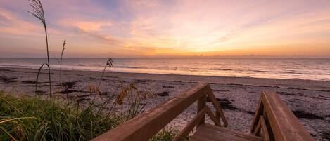 En la playa, sillas reclinables de playa, toallas de playa