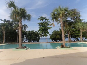 An infinity pool - Relaxing fun in the sun. Enjoy a little piece of the jamaican jewel in security (Lucea)