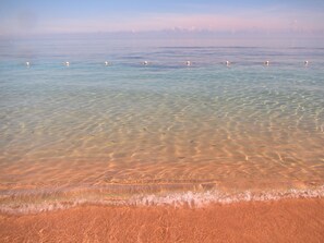 A beach with clear shallow water and gentle waves. - Relaxing fun in the sun. Enjoy a little piece of the jamaican jewel in security  (Lucea)