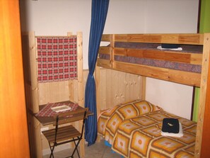 2 sovrum, skrivbord, resesäng och gratis wi-fi