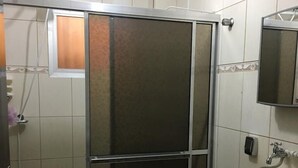Ein Badezimmer mit Duschkabine, Toilette und Waschbecken.