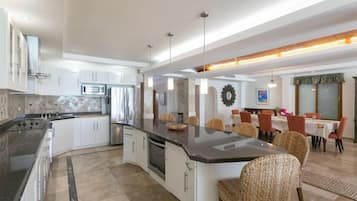 Stovetop, dishwasher, cookware/dishes/utensils