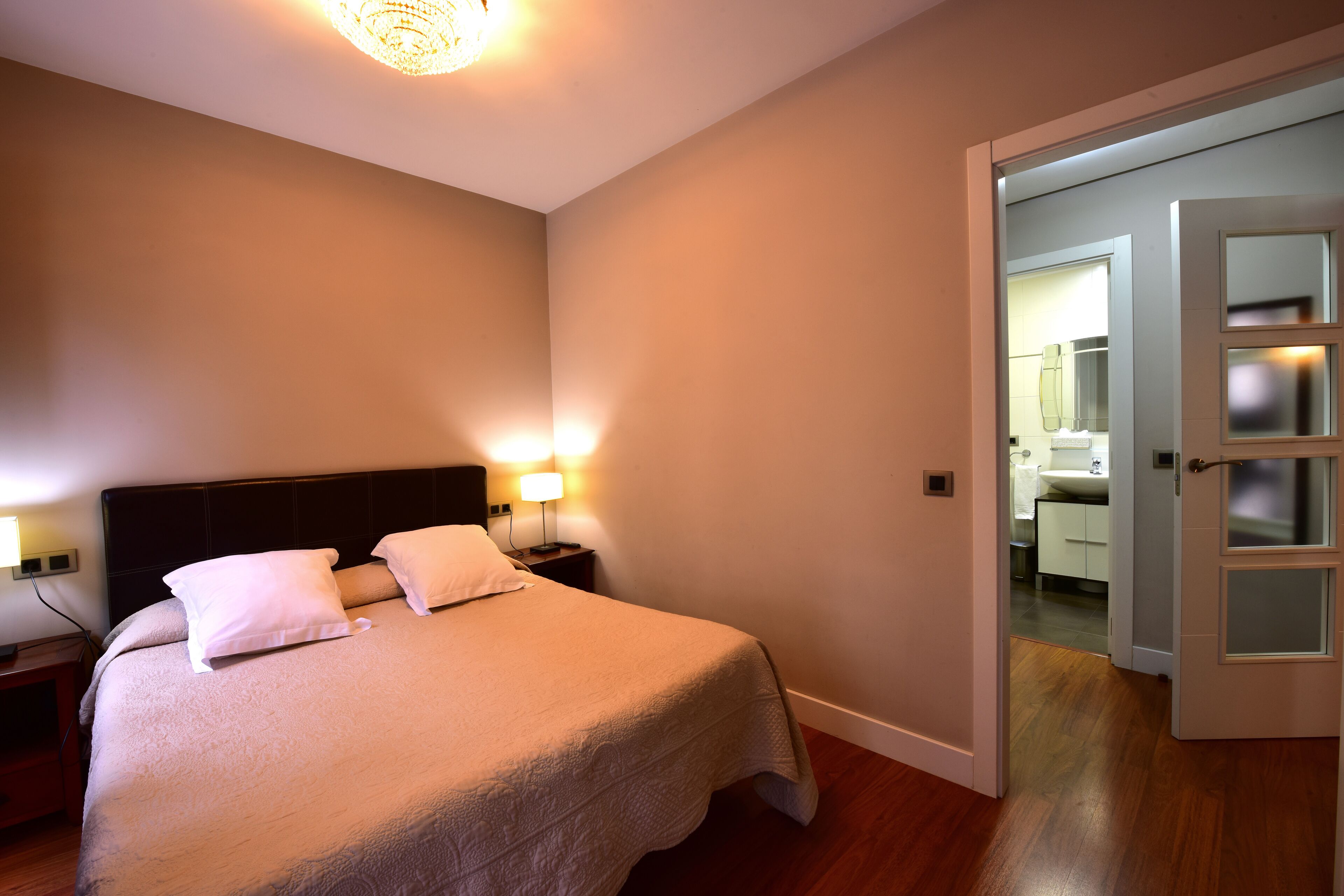 HEART IN THE BEST AREA.  AIR CONDITIONING, FREE WIFI, OPTION GARAGE.