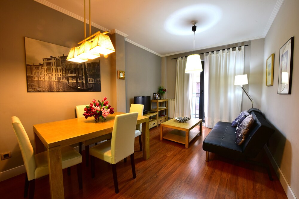 HEART IN THE BEST AREA. AIR CONDITIONING, FREE WIFI, OPTION GARAGE.
