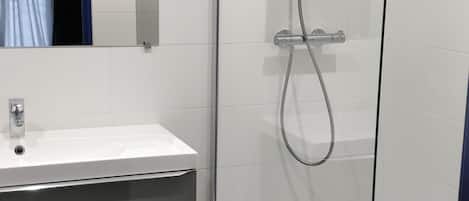 Séchoir à cheveux, serviettes fournies, savon, shampooing