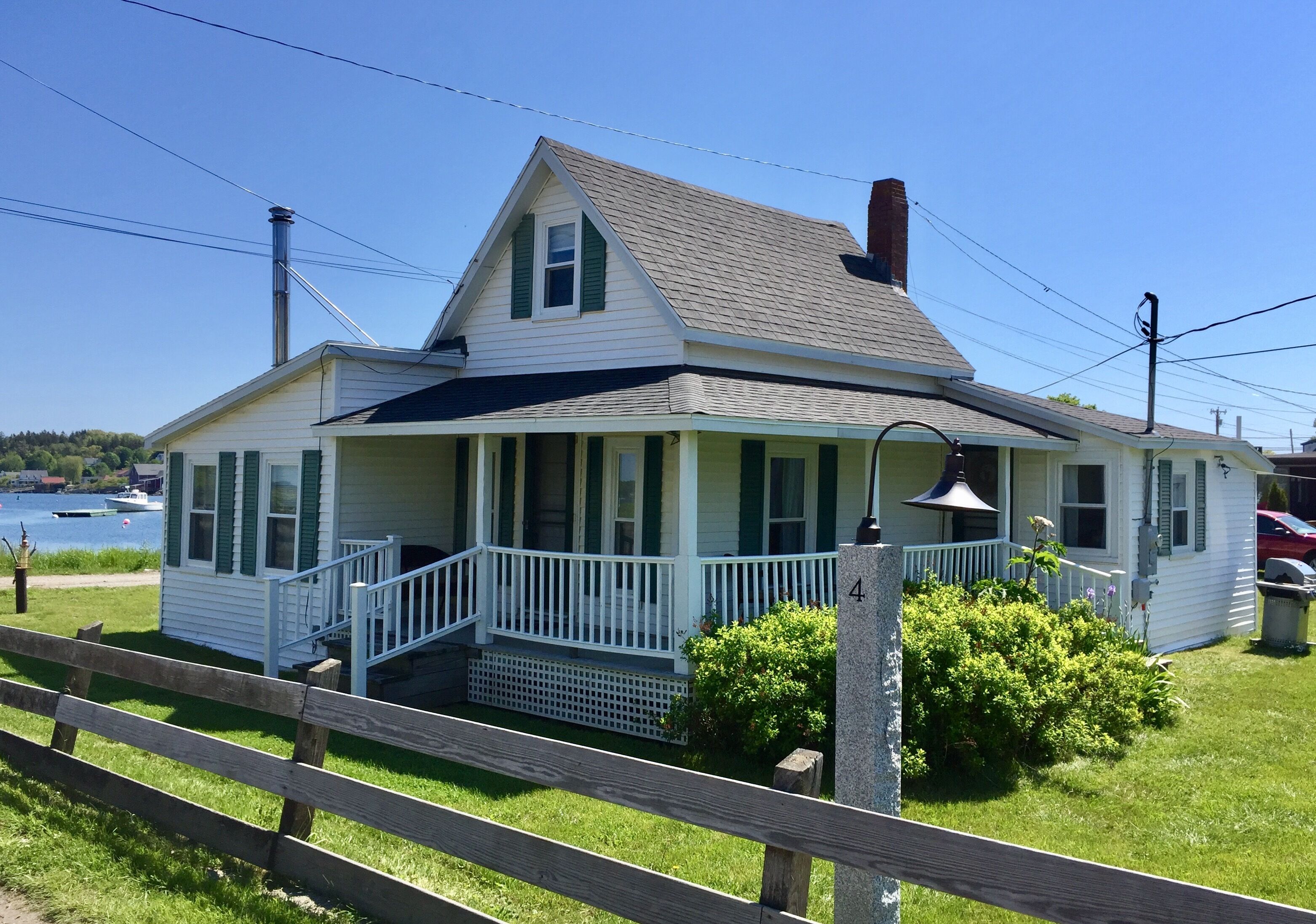 Quintessential Maine cottage overlooking the Cribstone Bridge with nearby beach access!