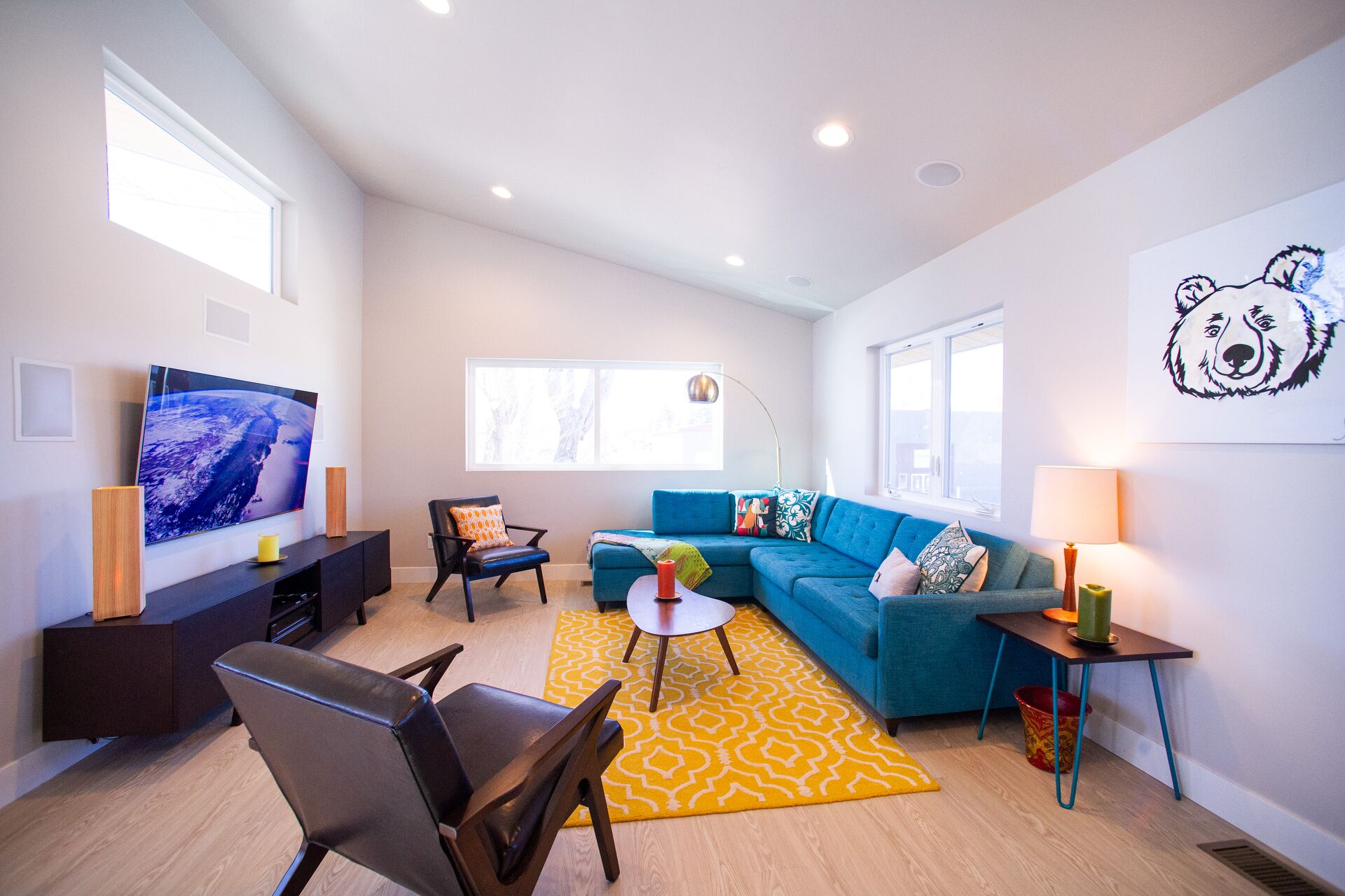 Mid-Century Modern In Salida, 4X4 deep soaking Tub, Huge 2nd story Balcony views