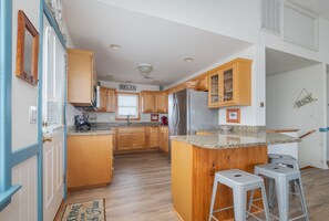 Kjøleskap, mikrobølgeovn, ovn og kokeplater