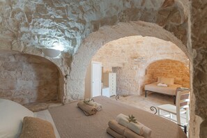 3 عدّة غرف نوم ومكواة/لوح كي وواي فاي وملاءات أسرّة