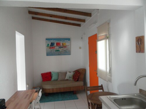 nice T2 feet in the water conditioning at 50 m from the beach