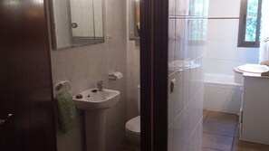 Baignoire, sèche-cheveux, serviettes fournies, savon